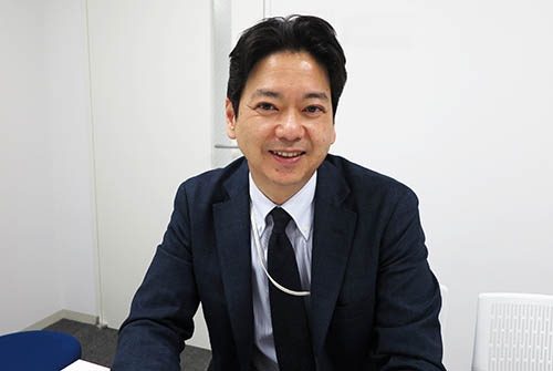 松澤龍人(まつざわ・りゅうと)さん<br />一般社団法人・東京都農業会議 業務部長<br />1968年東京生まれ。1992年に東京都農業会議に入り、2006年から東京都内での新規就農を支援する活動を続ける。2009年に東京都内で初の非農家出身者の新規就農者を誕生させた。2012年に新規就農者やその予備軍をメンバーとする「東京ネオファーマーズ」を結成。『都市農業必携ガイド』(農山漁村文化協会)や『農地・農業の法律相談ハンドブック』(新日本法規出版)などを執筆。