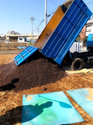 畑を始めるのにあたり3月には2トンの堆肥を入れた。(写真:川名桂/ネイバーズファーム)