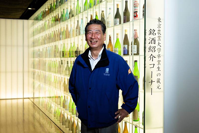 東京農業大学応用生物科学部醸造科学科の穂坂賢教授。大学に隣接する東京農業大学「食と農」の博物館には卒業生の蔵元たちの銘酒を紹介するコーナーが設けられている。（写真：佐々木 睦）