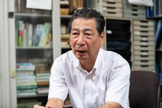 東京農業大学 応用生物科学部 醸造科学科教授 穂坂賢さん<br>神奈川県小田原市の農家の三男として生まれ、東京農業大学で醸造学や農産加工並びに環境学(水質)を学び、卒業後、興味があった醸造学の道へ。研究テーマは「自然界からの有用酵母の分離と酒類醸造への利用」。酵母などの知財の活用も含め、卒業生たちに対しても技術支援、ネットワーク支援を続ける。(写真:佐々木 睦)