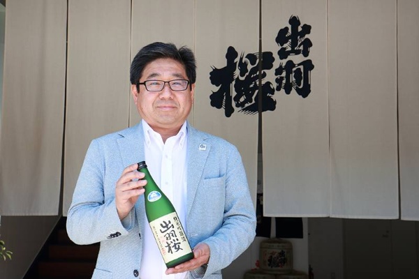 出羽桜酒造 代表取締役社長・仲野益美さん<br>1961年、天童市生まれ。東京農業大農学部醸造学科在学時は、七号酵母で知られる「真澄」の宮坂醸造で実習。卒業後、旧国税庁醸造試験場、東京の酒類卸会社を経て87年に家業の出羽桜酒造へ。専務を経て父親の急逝に伴い2000年に39歳で社長就任。家訓に従い製造にも携わり、大吟醸を毎年自ら作る。2004年より東京農業大学客員教授を務める(写真:向田幸二)