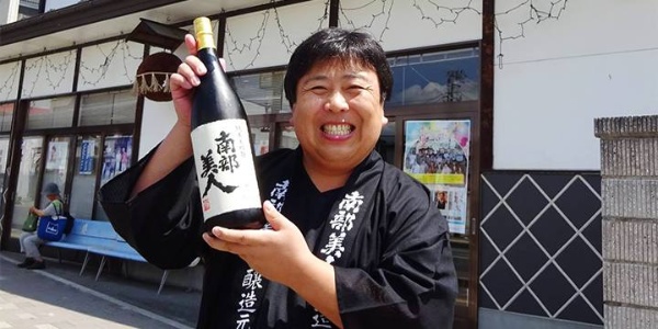 南部美人 代表取締役社長・久慈浩介さん<br>1972年、二戸市生まれ。東京農大農学部醸造学科在学時は、宮城県の勝山企業で「大学生の大吟醸」づくりに携わる。実習では九号酵母の発祥蔵「香露」で知られる熊本酒造研究所で実習。卒業後は、東京の地酒卸会社(株)小泉商店で研修後、家業の南部美人へ。製造部長として酒造り全般を指揮。2013年に社長に就任。(写真提供:南部美人)
