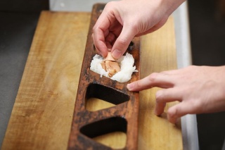 おにぎりは固くなりすぎないようにする。炊きたてのご飯を木枠に入れて形を作り、軽く3回握る（写真：鈴木愛子）