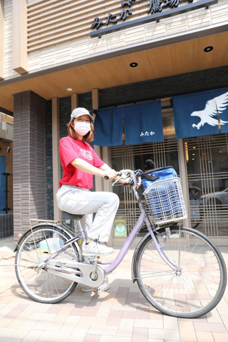 「チリンチリン」の由来は、自転車に乗って配達することから。大きめの保冷バッグをセット（写真：鈴木愛子）