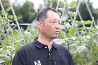 提携農家の根岸隆好さん。JA東京むさしの青壮年部長も務める(左)。やはり当初から提携する森屋賢さん(右)(写真:鈴木愛子)