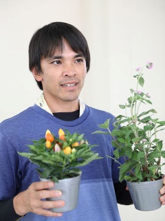 花の苗を出荷する提携農家の海老沢一晃さん(写真:鈴木愛子)