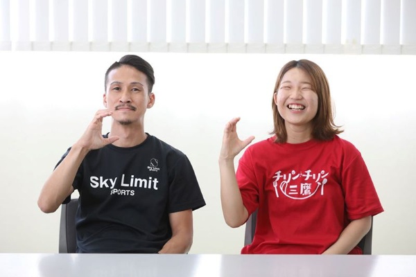 配達員として活躍する當麻正惟さん(左)と「ちーちゃん」こと小村周子さん(右)(写真:鈴木愛子)