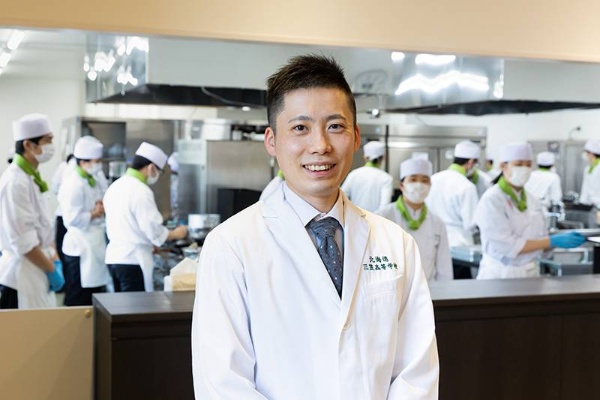 開校以来、食物調理科で生徒を指導し、調理部の顧問を務める斎田雄司教諭