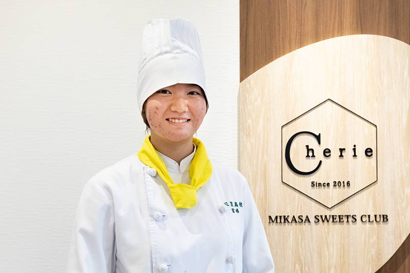 「出身地の十勝で地元の食材を使ったケーキ店を開くのが夢」と語る製菓部の宮嶋華津生さん。この日はブルーベリーチーズタルトとショートケーキを担当した