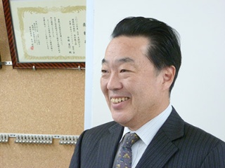 ファミリーマート<br>シニアオフィサー<br>多摩・甲信ディストリクト統括部長<br>前西 潤一 氏