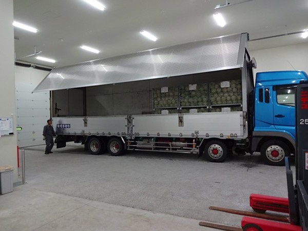 荷下ろし場。大型トラックがすっぽりと収まる室内の温度は低く抑えられているため、荷台を大きく開けても野菜が高温にさらされることはない