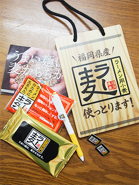 ピンバッジやボールペンなど、ラー麦普及のために製作したグッズ