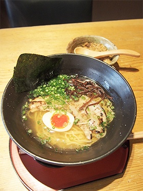 澄んだスープが特徴的な「純ラーメン七節」