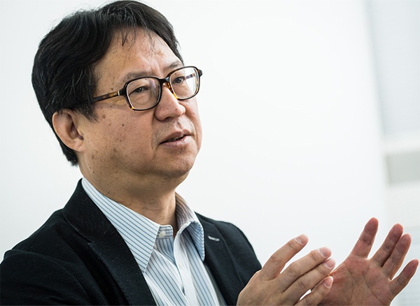 <span>慶應義塾大学 特任教授<br>岩本隆氏<br><Profile>東京大学工学部金属工学科卒業。カリフォルニア大学ロサンゼルス校(UCLA)工学・応用科学研究科材料学・材料工学専攻Ph.D.。日本モトローラ、日本ルーセント・テクノロジー、ノキア・ジャパン、ドリームインキュベータ(DI)を経て、2012年から現職。「産業プロデュース論」を専門領域として新産業創出に関わる研究を実施している。</span>