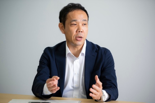 上原 俊夫氏