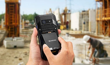京セラの高耐久性スマートフォンは、落下や衝撃に強く、フィールドでの電池交換が可能。過酷な現場でも長く使える。業務のダウンタイムを減らす