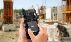 京セラの高耐久性スマートフォンは、落下や衝撃に強く、フィールドでの電池交換が可能。過酷な現場でも長く使える。業務のダウンタイムを減らす