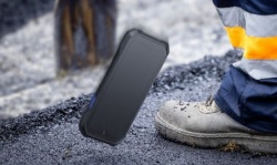京セラの高耐久性スマートフォンは、落下や衝撃に強く、フィールドでの電池交換が可能。過酷な現場でも長く使える。業務のダウンタイムを減らす