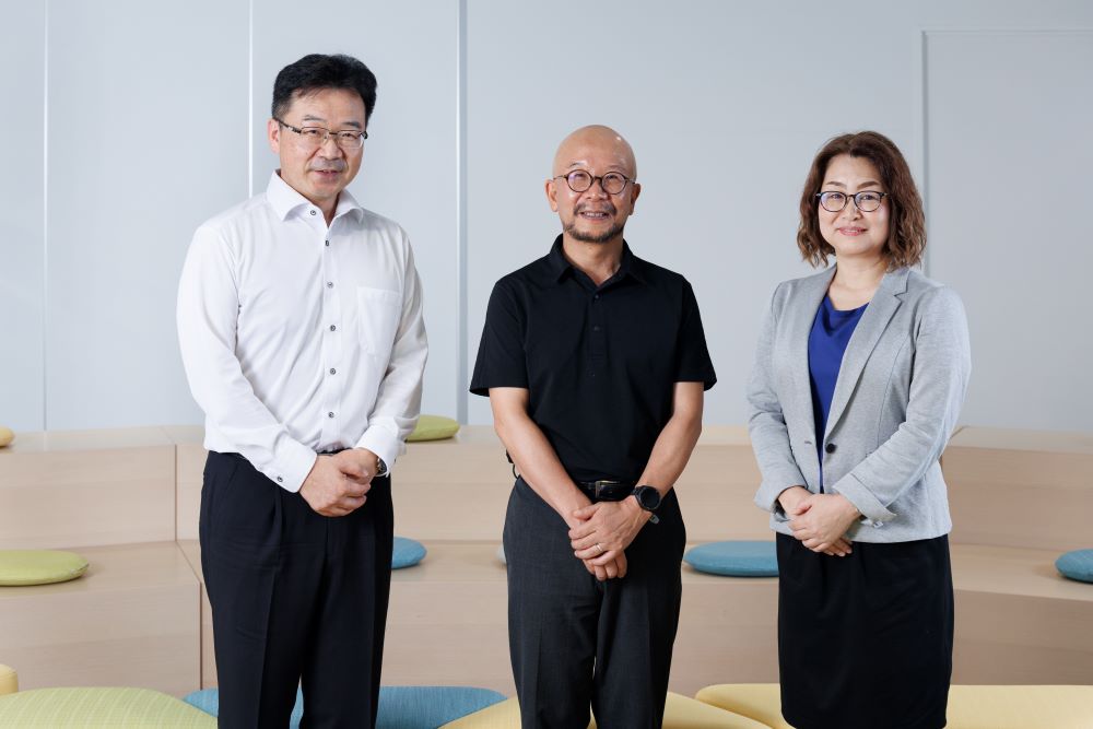 高橋 浩司 氏（写真左）野村 剛彦 氏（写真中央）藤田 みさえ 氏 株式会社NTTデータビジネスシステムズ 第一システム事業本部 コンサルティング部 チーフコンサルタント（写真右）