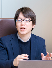 岸裏 直也氏