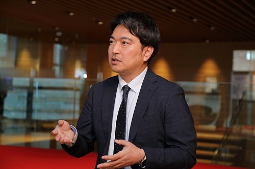奥津 淳 氏