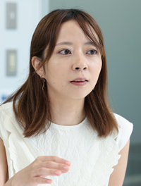 岩持 逸美氏 