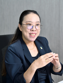 角村千絵氏