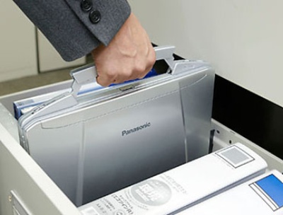書類やパソコンを抱えてキャビネットとデスクを往復するのも、本体が軽く、ハンドルがついたF8なら苦にならない。