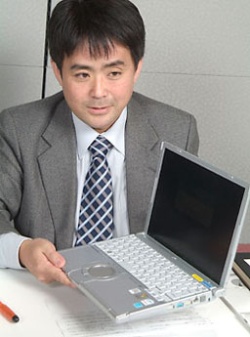 軽量バッテリーを採用することで、約5.5時間という必要十分な駆動時間を確保しつつ、約1060gの軽さを実現した。