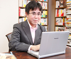奥野 宣之氏（おくの・のぶゆき）<br>専門紙記者を経て、フリーランスの著作家に。ノートを使った情報整理術のほか、デジタル・アナログ併用の知的生産術、体験を記録するライフログの技術など、幅広い分野で精力的な執筆活動を展開。32万部突破のベストセラー『情報は１冊のノートにまとめなさい』（ナナブックス）をはじめ著書多数。