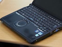 松居監督愛用のレッツノートS10（2011年モデル）。使い込まれたパームレストに愛用ぶりがうかがえる。