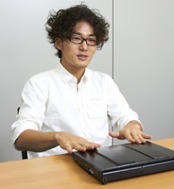 喫茶店を何軒もはしごしながら脚本を書くという松居監督。レッツノートの長時間駆動がその創作活動を支えている。