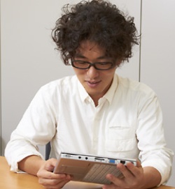 レッツノートAX3の軽さに驚く松居監督。絵コンテのチェックにも便利だとのコメント。