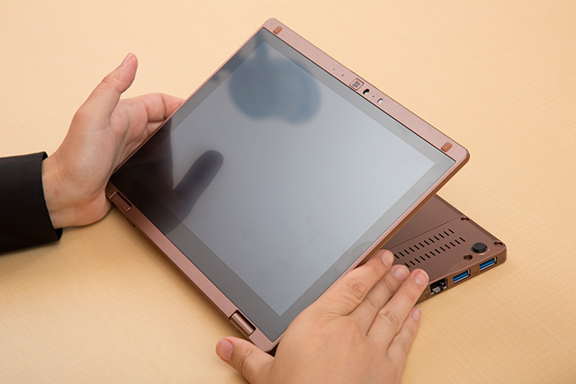 「レッツノートRZ4」はディスプレイを反転させるとタブレットスタイルに