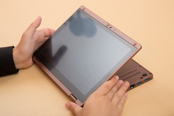 「レッツノートRZ4」はディスプレイを反転させるとタブレットスタイルに
