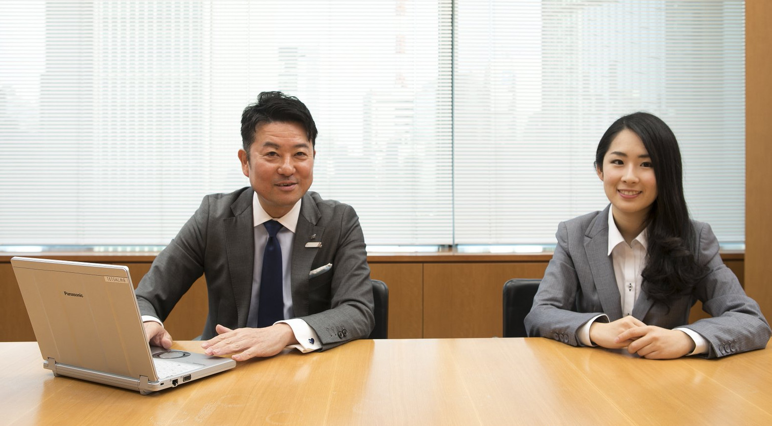 『スポーツホスピタリティ™』の可能性を熱く語ってくれた松橋氏と小糸氏。新たなマーケット開拓への挑戦を、レッツノートのモビリティが支える。