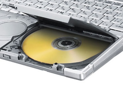 軽量化にはパナソニック独自のノウハウが多数投入されている。たとえばF8、Y8、W8で採用されているシェル型スーパーマルチドライブ。一般的なトレー式ドライブと比べて約75%も軽量だ(パナソニック調べ)。