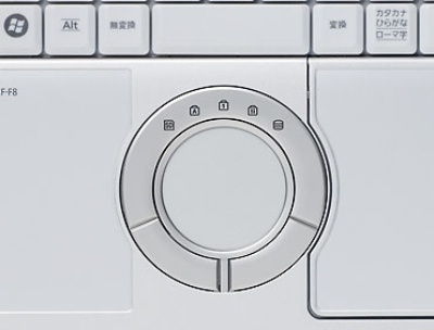 独特な円形タッチパッド。円の内周をくるくると指でなぞることで、スムーズにスクロールできる。