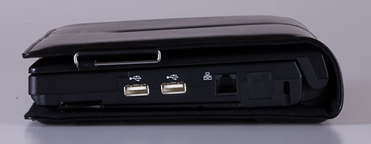 3つのUSBポートと1つのHDMI端子を備える。左に1つ、右に2つと、左右両方の側面にUSBポートが配置されているため、使いやすい。