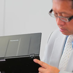頑丈なダブルヒンジ。スタイルの変形時にはヒンジをチルトアップ機構としても利用され、ユーザー目線の設計姿勢が感じられる。