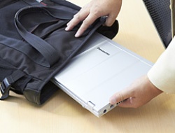 凹凸の少ないスリムな筐体で、鞄への出し入れもスムーズに行える。