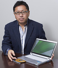戸田 覚 氏（とだ・さとる） ビジネス書作家・IT製品評論家。ビジネス書を中心に著書は累計100冊以上。「日経ベストPC＋デジタル」「日経PC21」など、各IT系の媒体で連載を持つ。テレビやラジオ、講演などにも多数出演する。現在は、モバイルノートとして「レッツノートAX2」を愛用する。