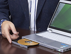 光学ドライブは手前にトレイが出る。左右にはみ出さないので、飛行機や新幹線の中などでも使い勝手が良い。