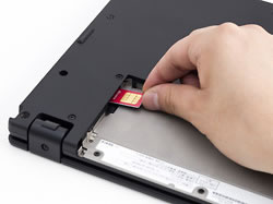 InstantGoモデルは、NTTドコモのXiに対応したSIMカードを挿入することで、単体でインターネットに接続できる