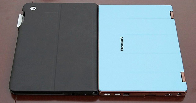 戸田氏が普段持ち歩いている9.7型タブレットと10.1型のレッツノートRZ4を比較
