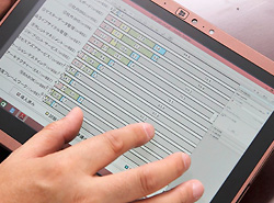 WUXGAの解像度で細かなグラフなども緻密に表示