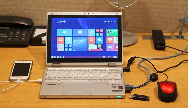 出張先のホテルでスマートフォンを充電しながら作業を行う。マウスがあればさらに快適だ。「レッツノートRZ4」は有線LAN端子も搭載しているので、接続環境を選ばない