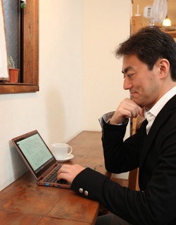 奥行きの短いカウンターでも、レッツノートRZ4ならば余裕を持って設置できる