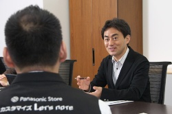 コンシェルジュの柔軟な対応を聞き、感心する磯氏