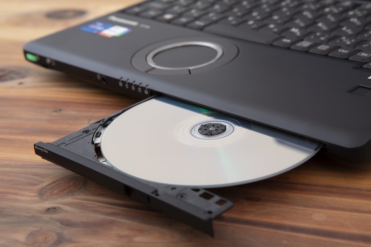 「SV1」では光学式ドライブ搭載モデル(ブルーレイ、DVD)もラインアップ。顧客から映像資料を預かった時もすぐにチェックできる。